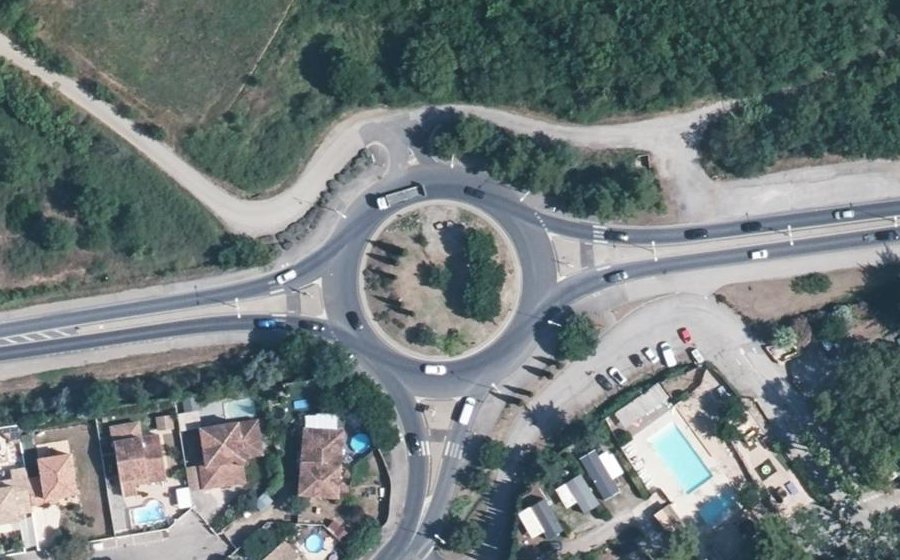 Vue aérienne du Rond-point anonyme n°30941189
