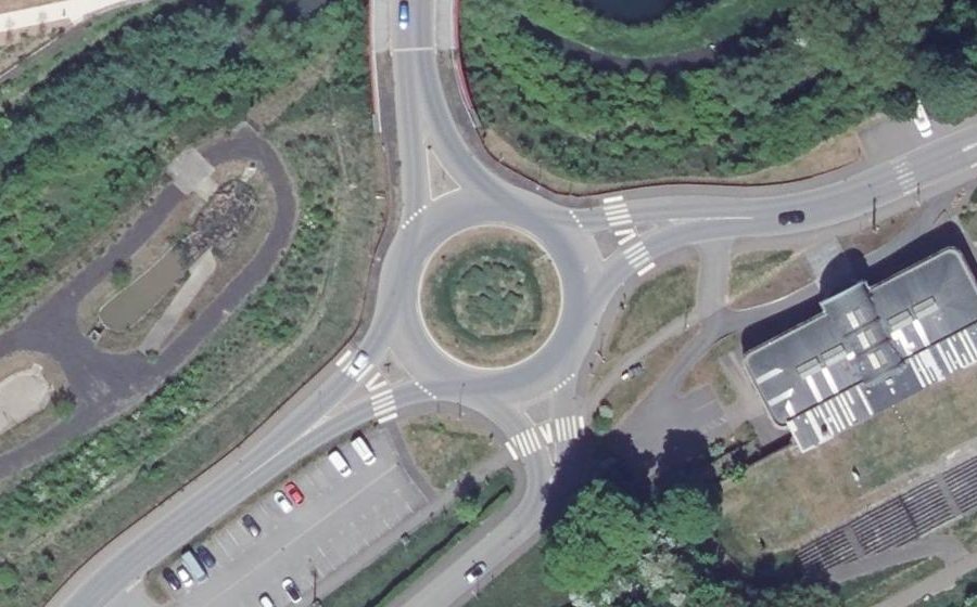 Vue aérienne du Rond-point anonyme n°309495211