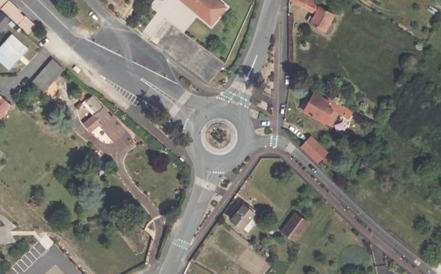 Vue aérienne du Rond-point anonyme n°30956474