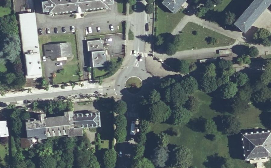 Vue aérienne du Rond-point anonyme n°30961584