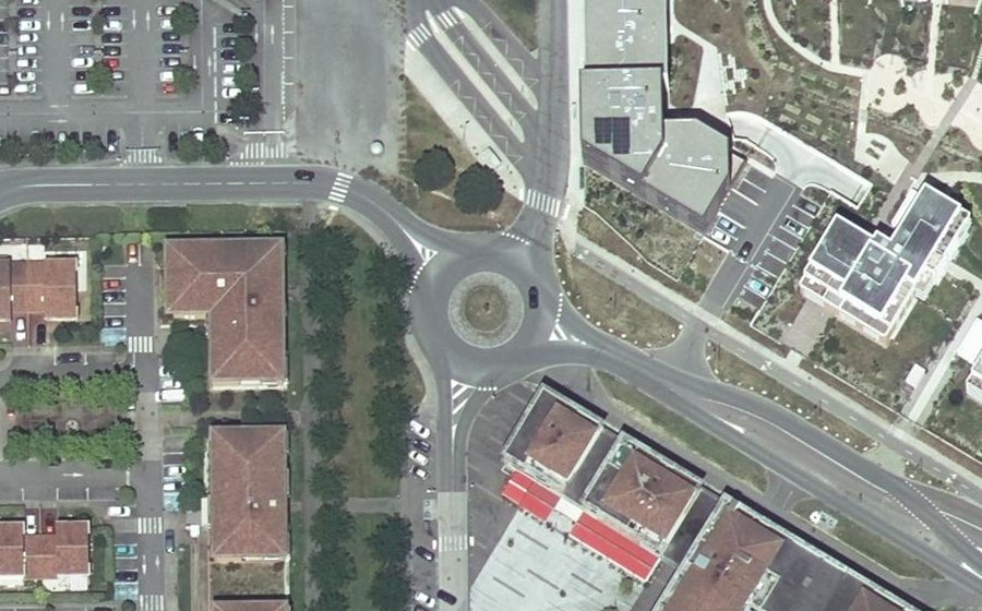 Vue aérienne du Rond-point anonyme n°30963416