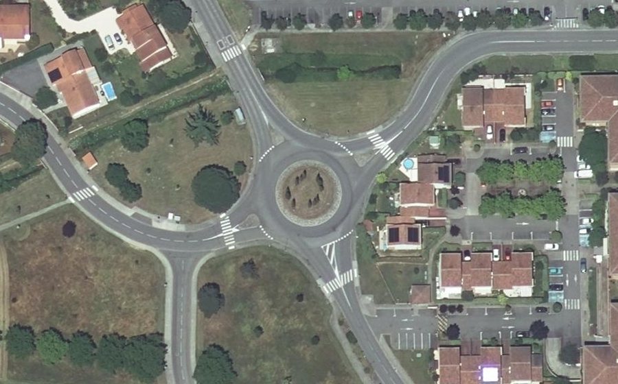 Vue aérienne du Rond-point anonyme n°30963418