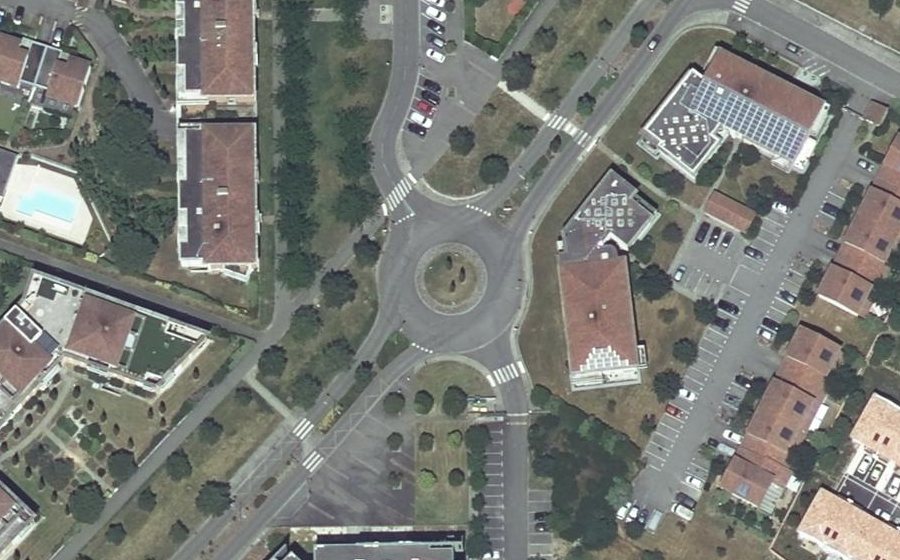 Vue aérienne du Rond-point anonyme n°30963428