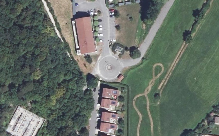 Vue aérienne du Rond-point anonyme n°309638060