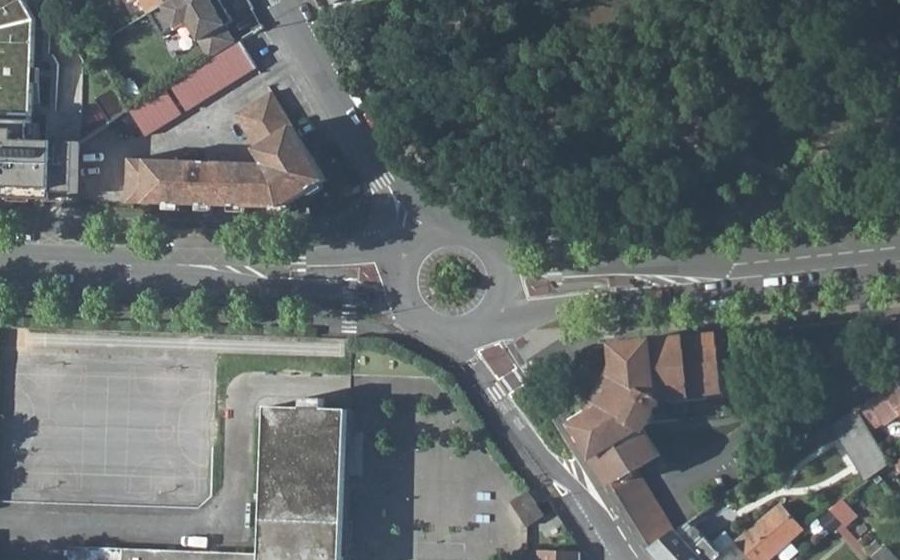 Vue aérienne du Rond-point anonyme n°30964221