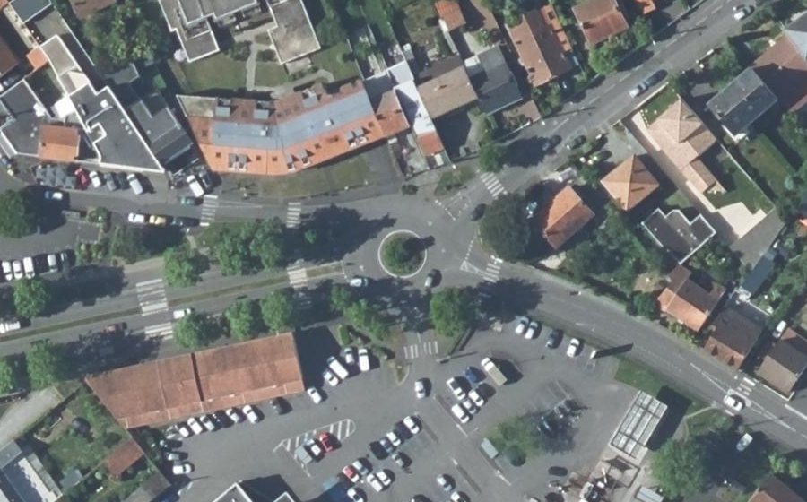 Vue aérienne du Rond-point anonyme n°30964360