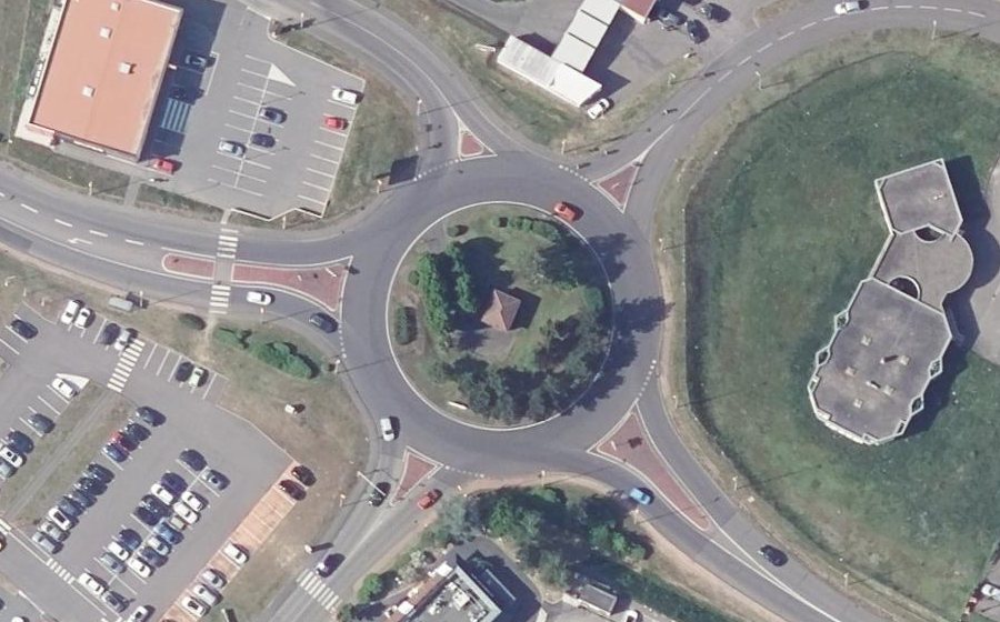Vue aérienne du Rond-point anonyme n°30970414