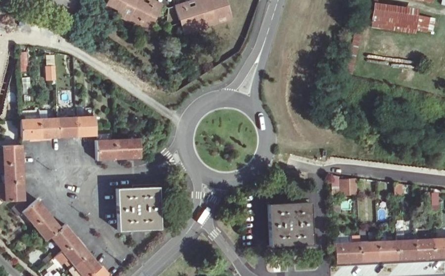 Vue aérienne du Rond-point anonyme n°309750887