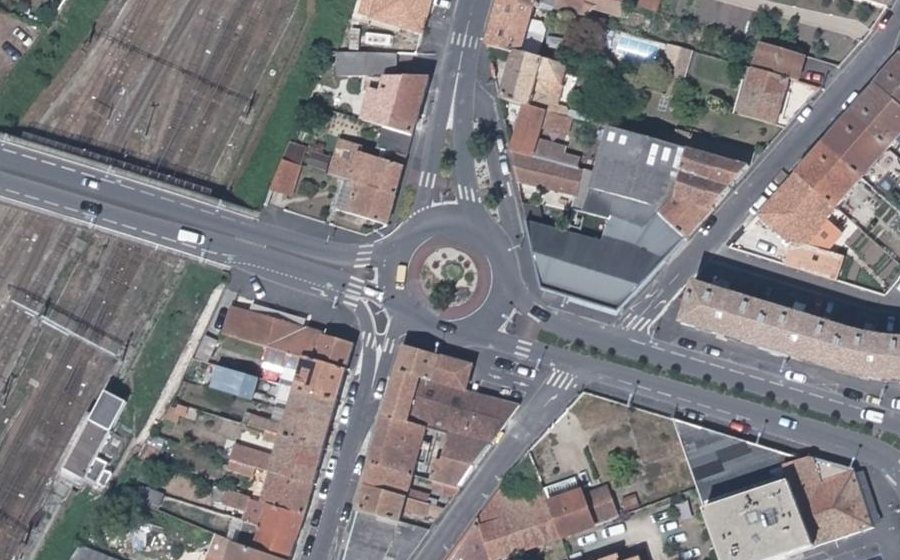 Vue aérienne du Rond-point anonyme n°309864428