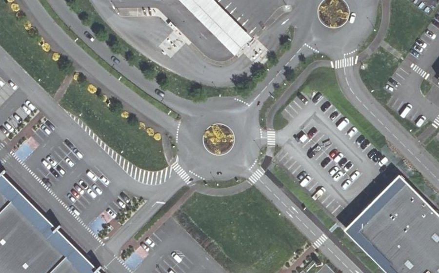 Vue aérienne du Rond-point anonyme n°309870292