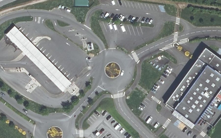 Vue aérienne du Rond-point anonyme n°309870293