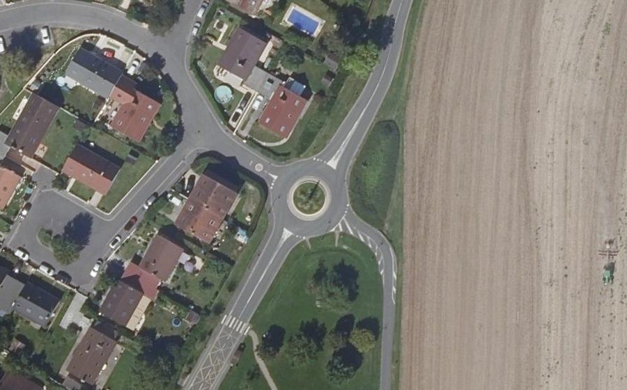Vue aérienne du Rond-point anonyme n°30991681