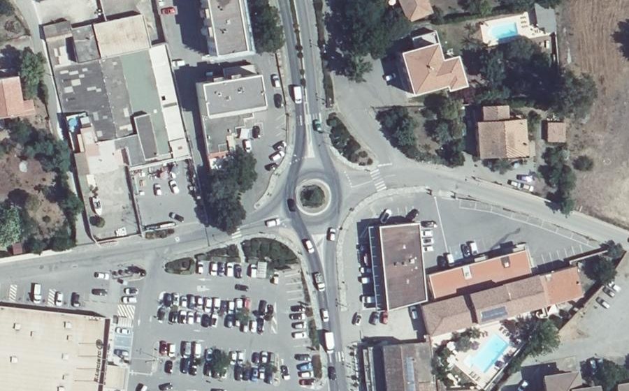 Vue aérienne du Rond-point anonyme n°30992726