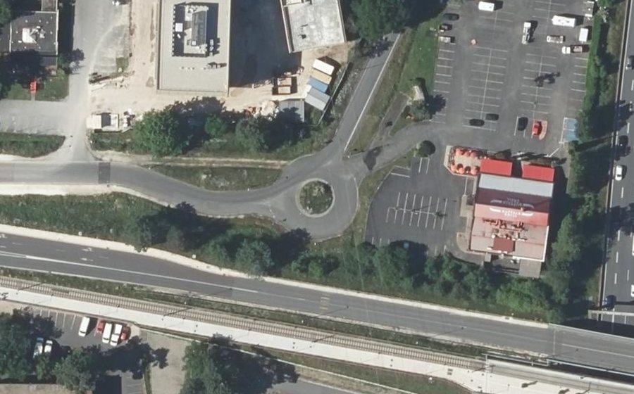 Vue aérienne du Rond-point anonyme n°30996052