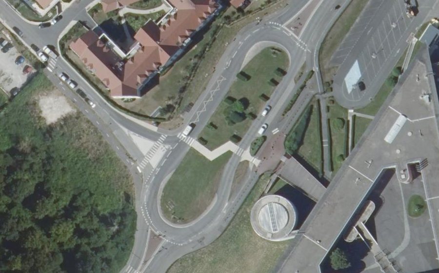 Vue aérienne du Rond-point anonyme n°31022821