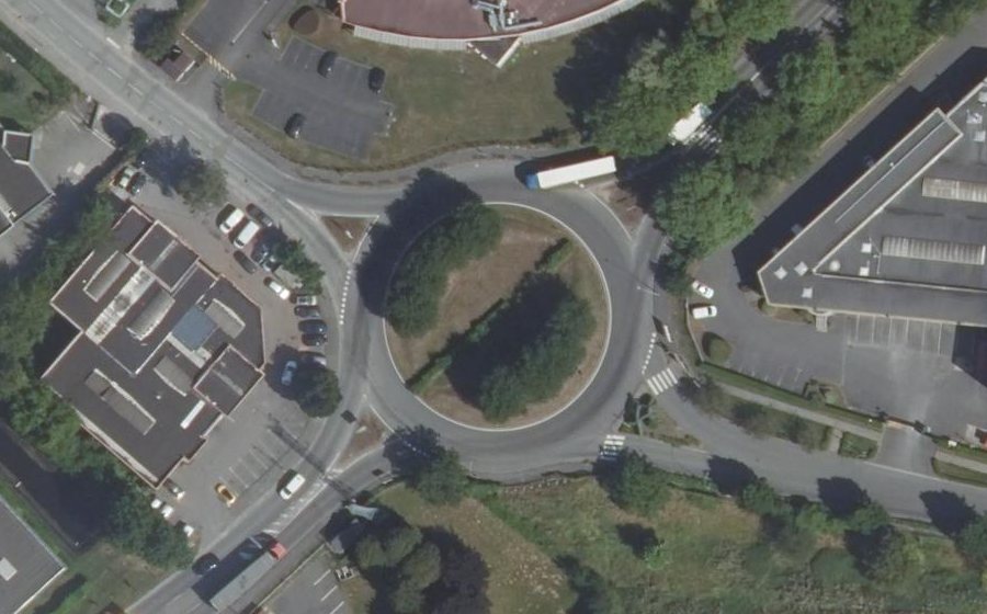 Vue aérienne du Rond-point anonyme n°31025191