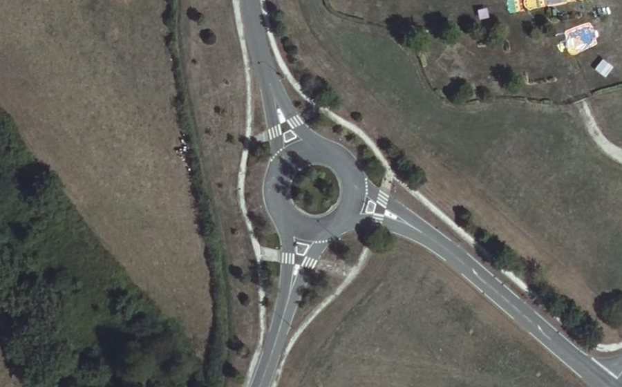 Vue aérienne du Rond-point anonyme n°31028916