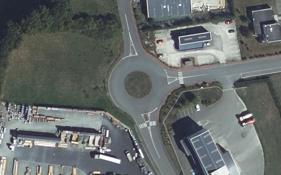 Vue aérienne du Rond-point anonyme n°31029050