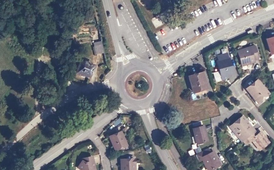 Vue aérienne du Rond-point anonyme n°31030192