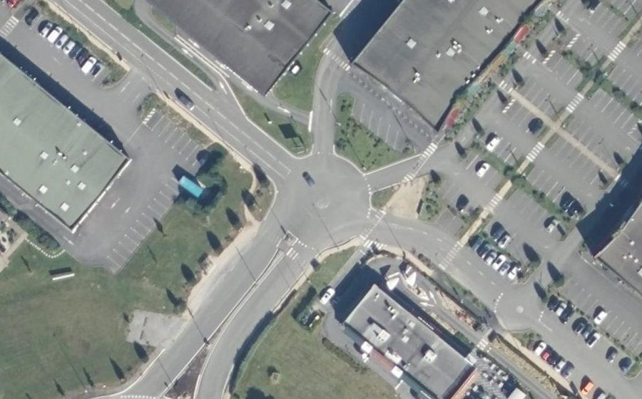 Vue aérienne du Rond-point anonyme n°310366693