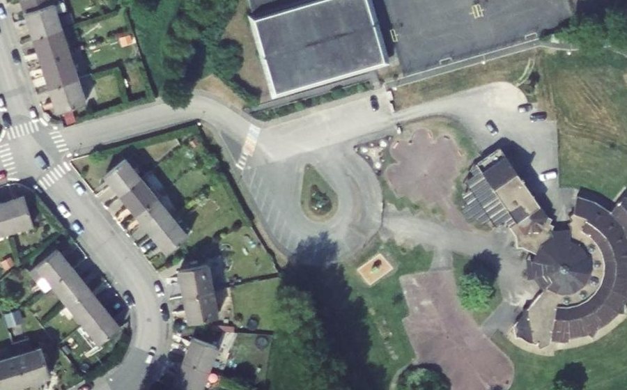 Vue aérienne du Rond-point anonyme n°310465251