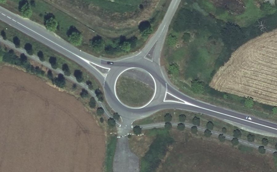 Vue aérienne du Rond-point anonyme n°31049144