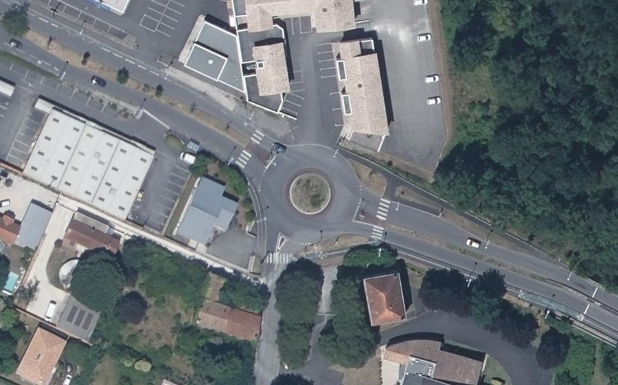 Vue aérienne du Rond-point anonyme n°310494693