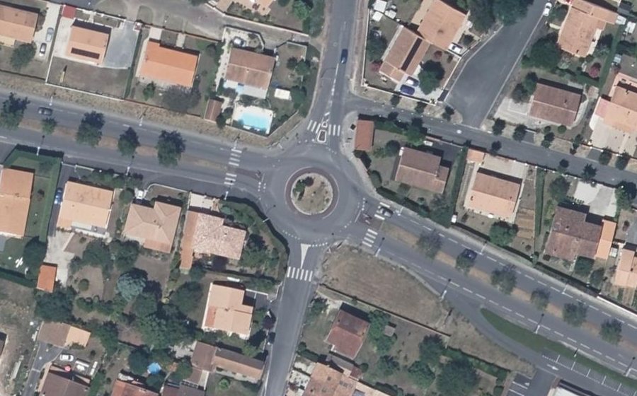 Vue aérienne du Rond-point anonyme n°310494805