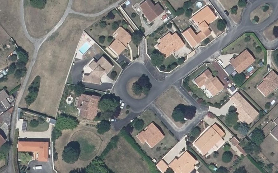 Vue aérienne du Rond-point anonyme n°310511604