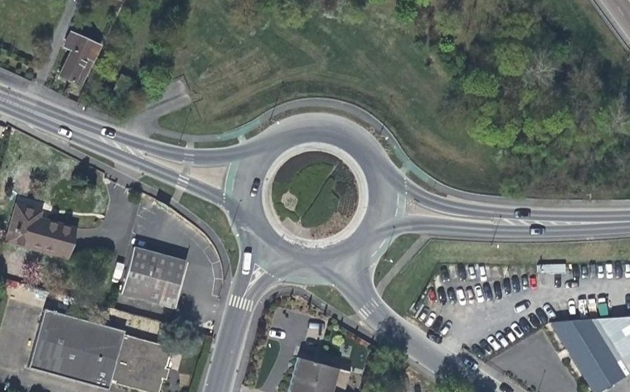 Vue aérienne du Rond-point anonyme n°31054607
