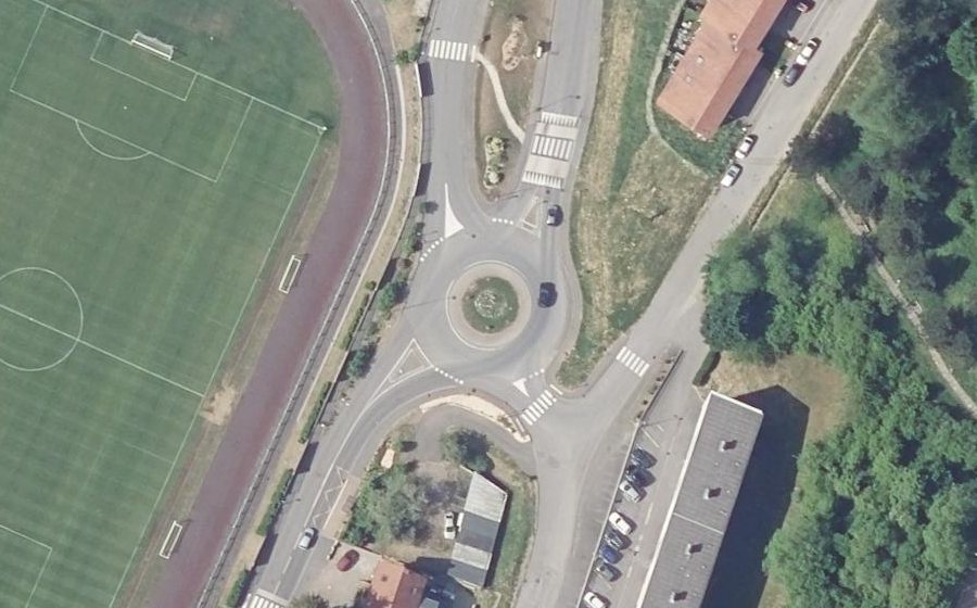 Vue aérienne du Rond-point anonyme n°310586409