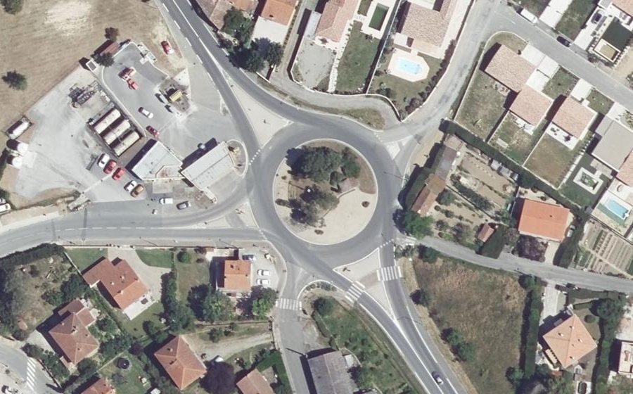 Vue aérienne du Rond-point anonyme n°31058869