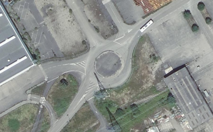 Vue aérienne du Rond-point anonyme n°310591597