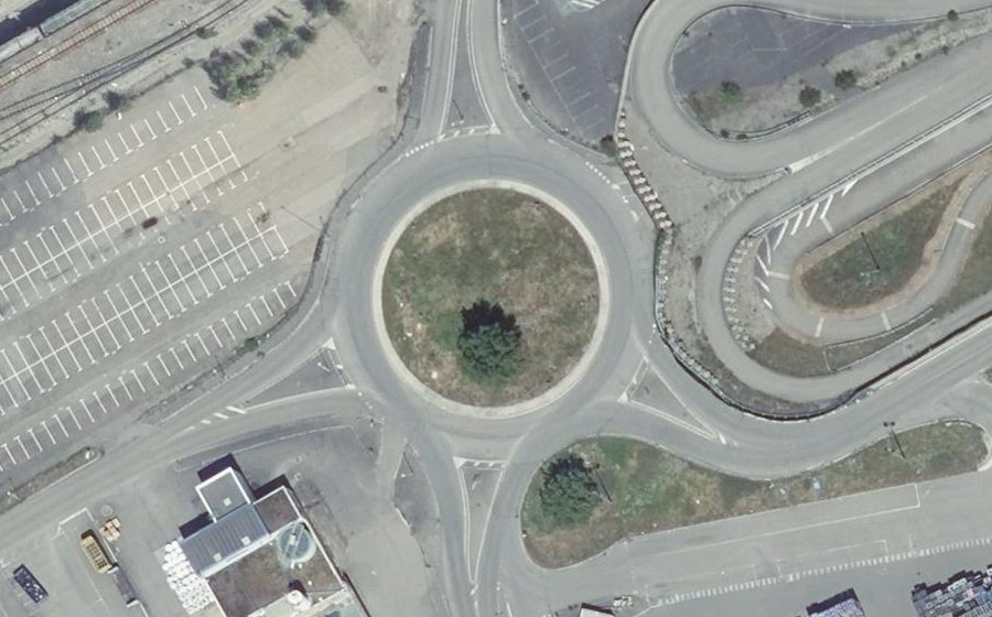 Vue aérienne du Rond-point anonyme n°310591602