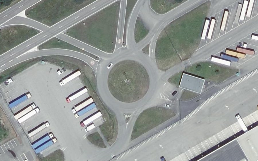 Vue aérienne du Rond-point anonyme n°310591604