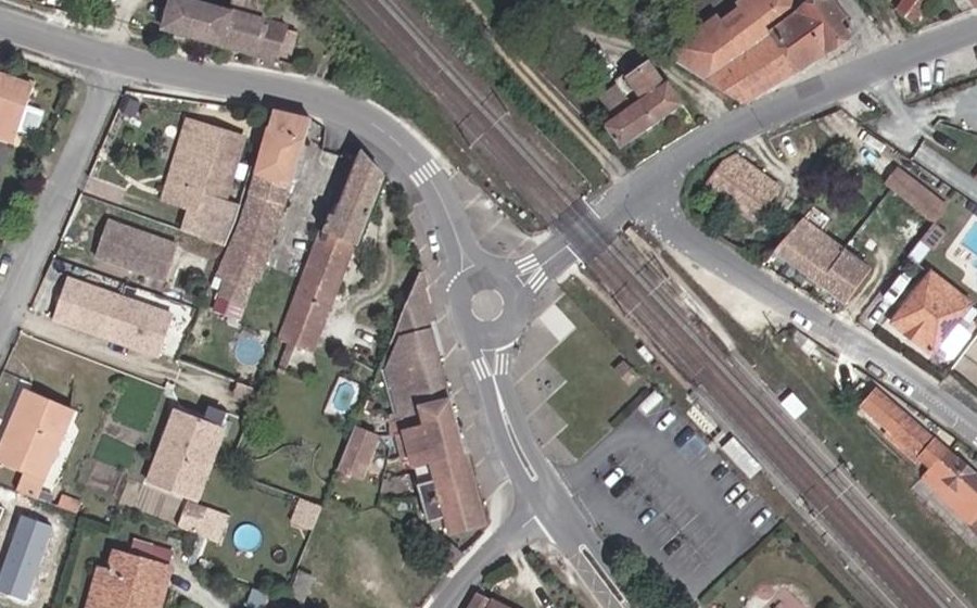 Vue aérienne du Rond-point anonyme n°31061491