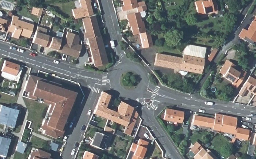 Vue aérienne du Rond-point anonyme n°31064846