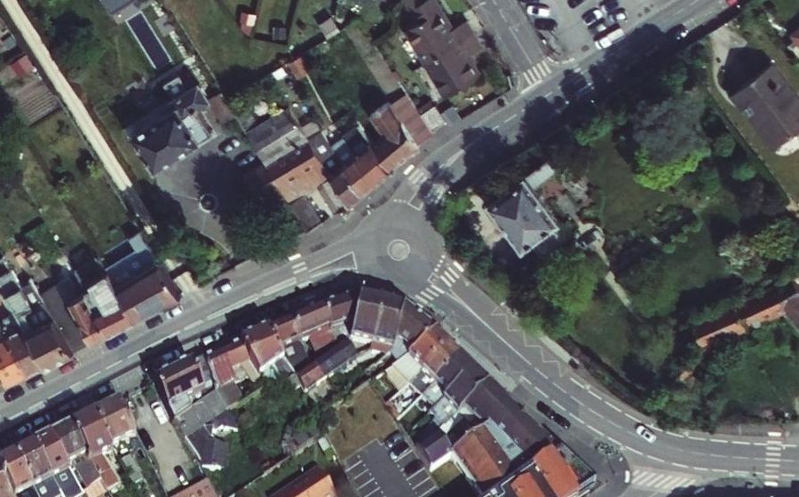 Vue aérienne du Rond-point anonyme n°310676756