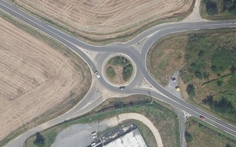 Vue aérienne du Rond-point anonyme n°310735956