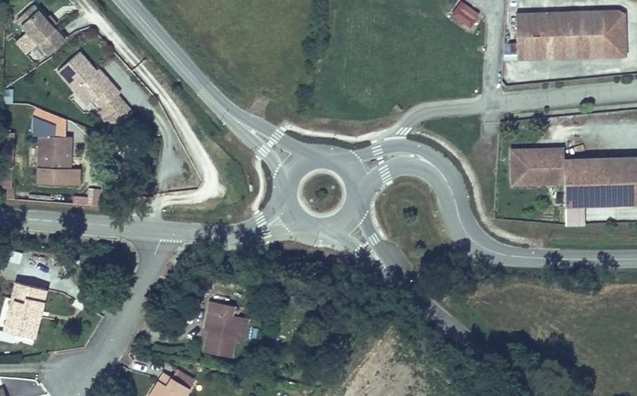 Vue aérienne du Rond-point anonyme n°310795940