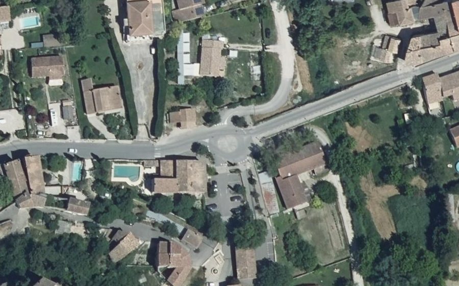 Vue aérienne du Rond-point anonyme n°310808817
