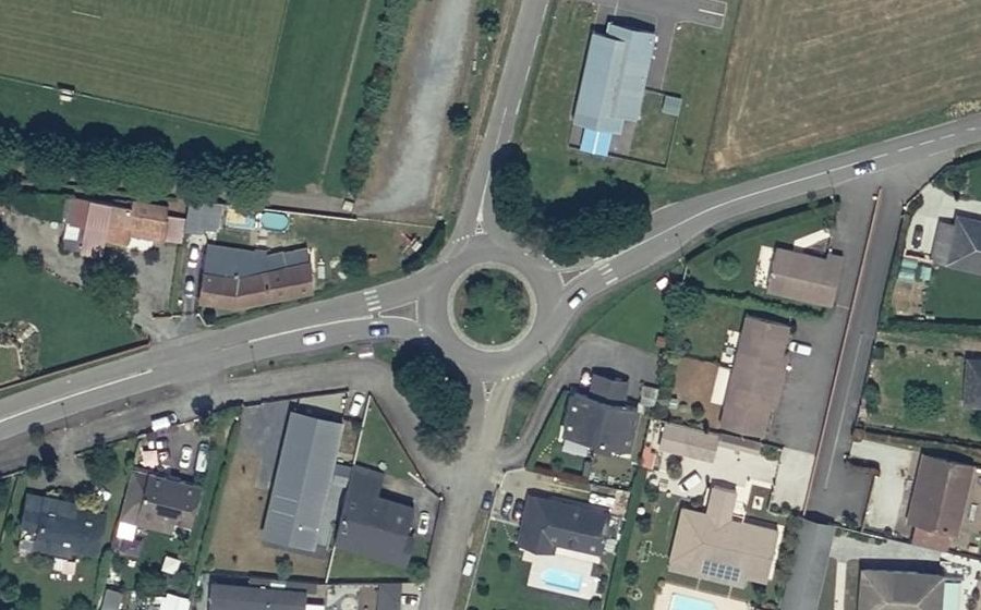 Vue aérienne du Rond-point anonyme n°31092594