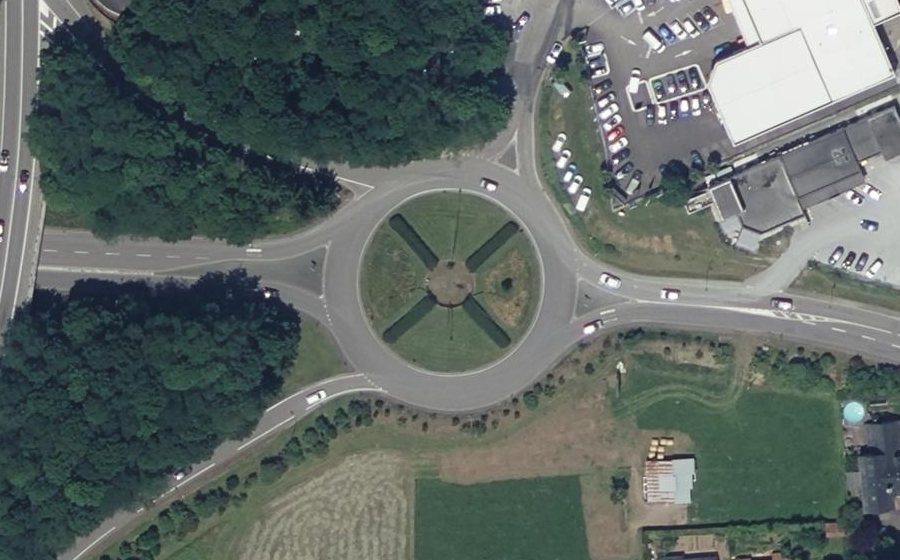 Vue aérienne du Rond-point anonyme n°31093395