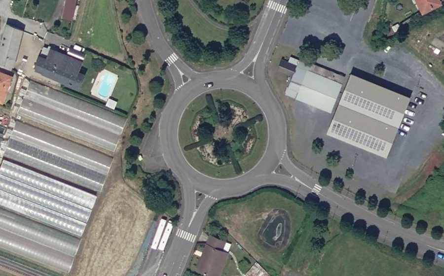 Vue aérienne du Rond-point anonyme n°31093396