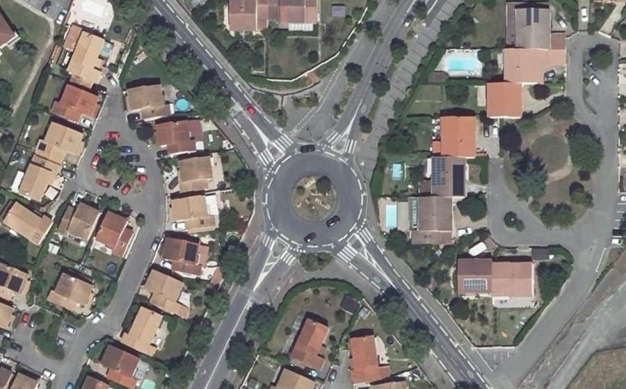 Vue aérienne du Rond-point anonyme n°31095412