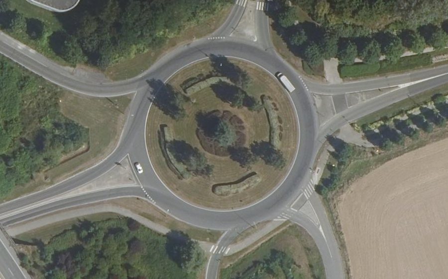 Vue aérienne du Rond-point anonyme n°31095936