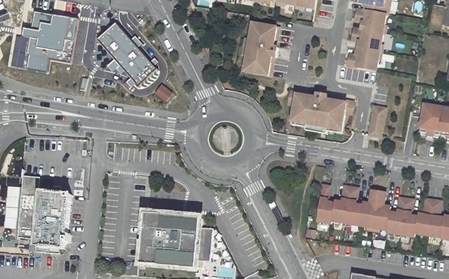 Vue aérienne du Rond-point anonyme n°31095957