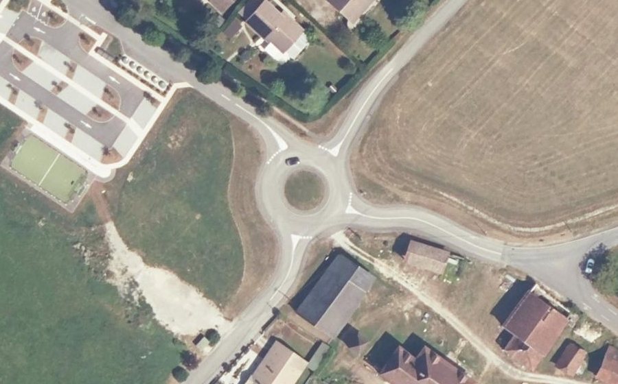 Vue aérienne du Rond-point anonyme n°31095961