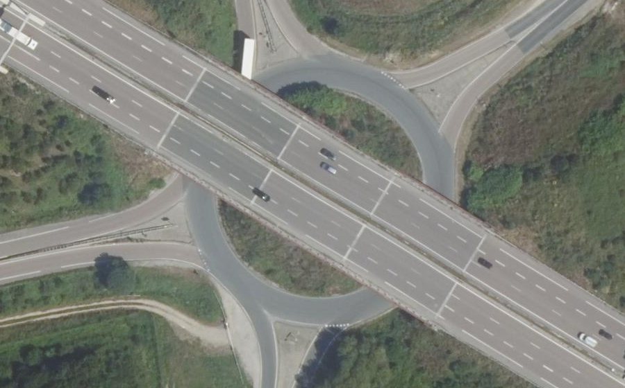 Vue aérienne du Rond-point anonyme n°31096053