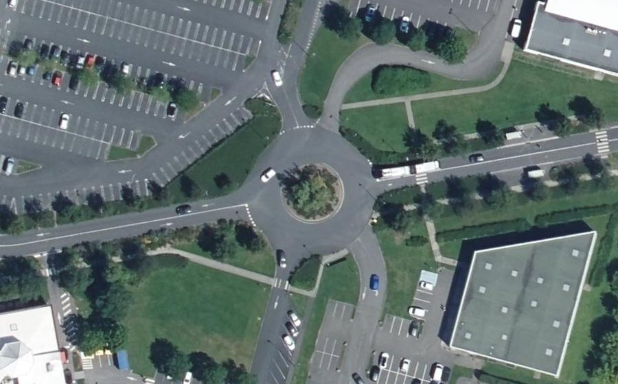 Vue aérienne du Rond-point anonyme n°31096319